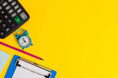 Metal retro vintage çalar saat uyandırma boş levha pano not defteri hesap kalem renkli arka plan Boş metin önemli olaylar ev ofis okul yalan