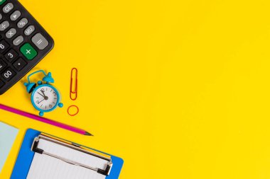 Metal retro vintage çalar saat uyandırma klipleri ezilmiş sac not pano pano lastik bant hesap makinesi kalem renkli arka plan Boş metin önemli olaylar yalan