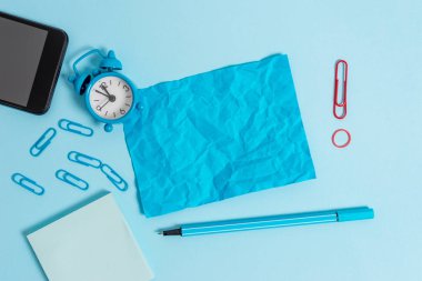 Metal retro vintage çalar saat uyandırma not defteri akıllı lastik bant boş ezilmiş levha not marker klipler renkli arka plan Boş metin önemli olaylar okul evi ofis