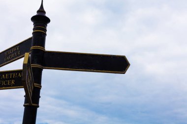 Crossroad işareti ve mavi arka plan ile seyahat kavramı. Arka planda mavi bulutlu gökyüzü ile kavşakta Yol işareti.