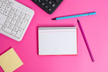 Yazı malzemeleri, bilgisayar malzemeleri ve ahşap bir zemine yerleştirilmiş matematik kağıtları. Klasik tablo üzerindeki veri işleme makinesinin araçlarının yanında durağan ve matematik kitabı.