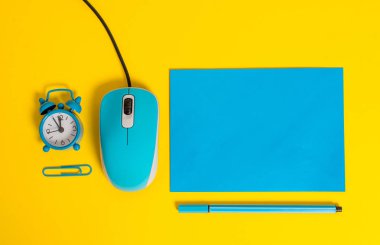 Boş dikdörtgen kağıt levha metal çalar saat uyandırma klip bağlayıcı kalem kalem kalem kalem kalem bilgisayar tel fare gadget renkli arka plan Boş metin önemli olaylar