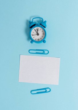 Vintage retro çalar saat wakeup kare boş kağıt kağıt klipler renkli arka plan Boş metin önemli olaylar ne ev ev okul ofis kolej yapmak