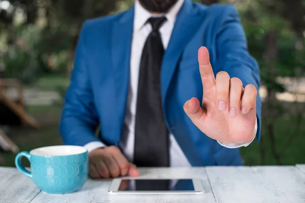 Affärsman med pekfingret framför sig. Affärsmannen håller Lap Top i handen och pekar med fingret. — Stockfoto