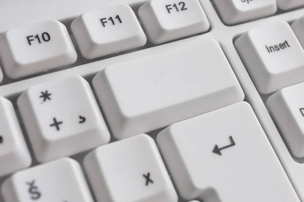 Geschäftskonzept mit Notizen und PC-Tastatur. Farbenfrohe PC-Tastatur mit leerem Kopierraum über weißem Hintergrund. Leere Attrappen für Textnachrichten. — Stockfoto