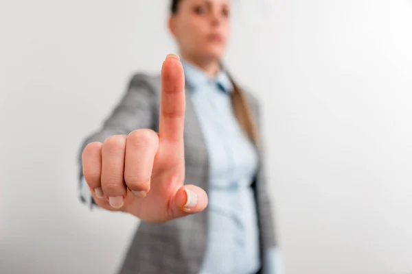 Mulher de negócios apontando com o dedo. Espaço vazio para mensagem de texto com a mão e o dedo apontando para ele. Conceito de negócio digital com mulher de negócios . — Fotografia de Stock