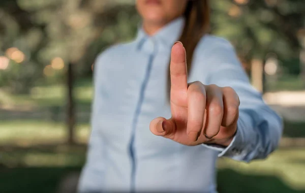 Mulher de camisas de negócios azuis apontando com o dedo para o espaço vazio. Copiar espaço com o dedo apontador. Conceito de negócio com mulher em uma camisa . — Fotografia de Stock