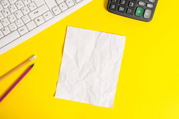 Kopieer ruimte op notebook boven gele achtergrond met PC-toetsenbord op de tafel. Blanco Witboek voor tekstuele boodschappen. — Stockfoto