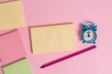 Dört çok renkli boş not defterleri mesaj marker kalem küçük çalar saat uyandırma renkli arka plan boş metin önemli olaylar ev ofis okul evi her yerde
