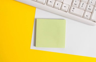 Turuncu arka plan masasının üzerinde kopya alanı ve bilgisayar klavyesi içeren boş kağıt boş kağıt. Metin mesajı için kopya alanı renkli kağıt ile iş kavramı.