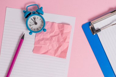 Mektup boyutu çizgili kağıt levha ezilmiş not kalem marker pano metal vintage çalar saat uyandırma renkli arka plan boş metin önemli olaylar ev ofis okul