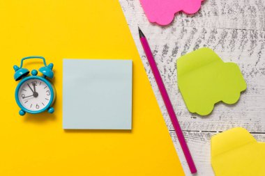 Boş renkli not defteri mesaj araba yapışkan notlar harf boyutu levha marker küçük çalar saat uyandırma ahşap retro arka plan boş metin önemli olaylar