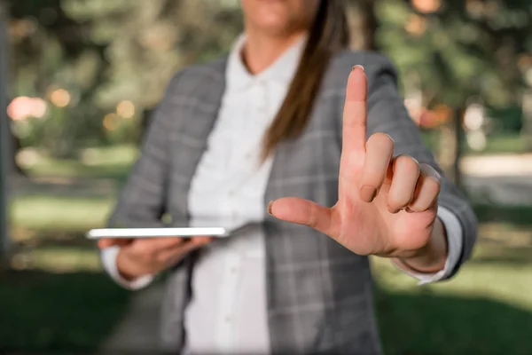 Utomhus scen med affärskvinna håller laptop med pekskärm. Affärsidé med kvinna på utomhusscen. — Stockfoto