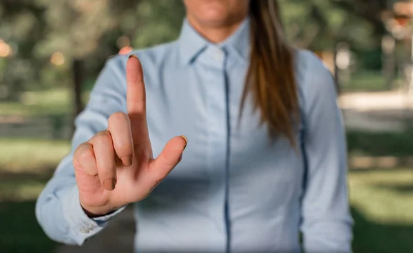 Mulher de camisas de negócios azuis apontando com o dedo para o espaço vazio. Copiar espaço com o dedo apontador. Conceito de negócio com mulher em uma camisa . — Fotografia de Stock