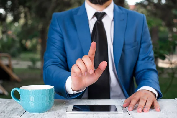 Affärsman med pekfingret framför sig. Affärsmannen håller Lap Top i handen och pekar med fingret. — Stockfoto