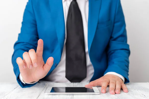 Affärsman med pekfingret framför sig. Affärsmannen håller Lap Top i handen och pekar med fingret. — Stockfoto