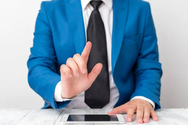 Homem de negócios com o dedo apontando na frente dele. Empresário segura lap top na mão e aponta com o dedo . — Fotografia de Stock