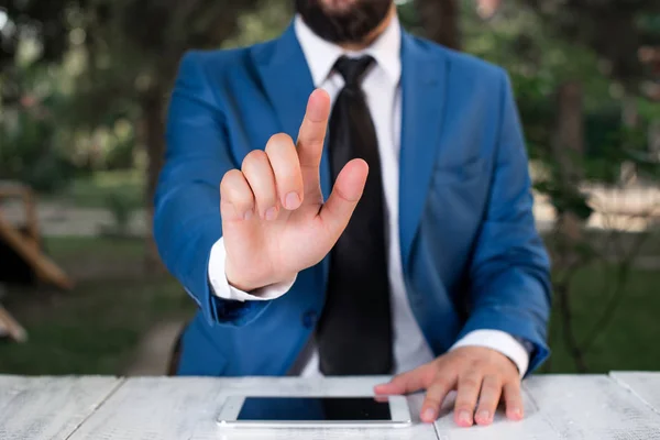 Hombre de negocios con el dedo en la punta delante de él. Empresario sostiene la parte superior de la falda en la mano y señala con su dedo . —  Fotos de Stock