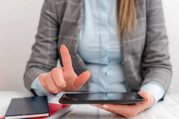 Mujer de negocios sentada con teléfono móvil sobre la mesa. Concepto de negocio con teléfono móvil de comunicación . —  Fotos de Stock