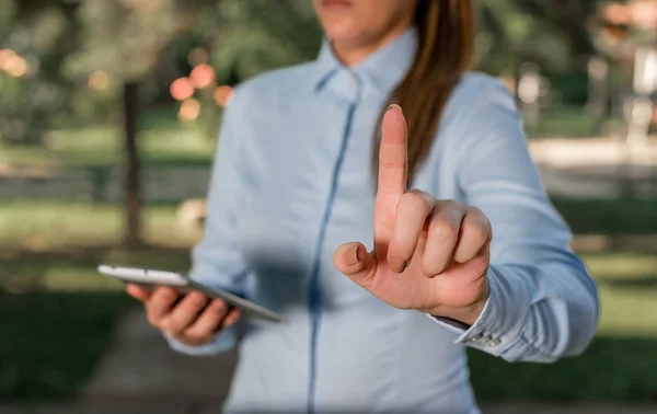 Mujer con camisas azules señalando con el dedo hacia el espacio vacío. Copie el espacio con el dedo. Concepto de negocio con mujer en camisa . —  Fotos de Stock