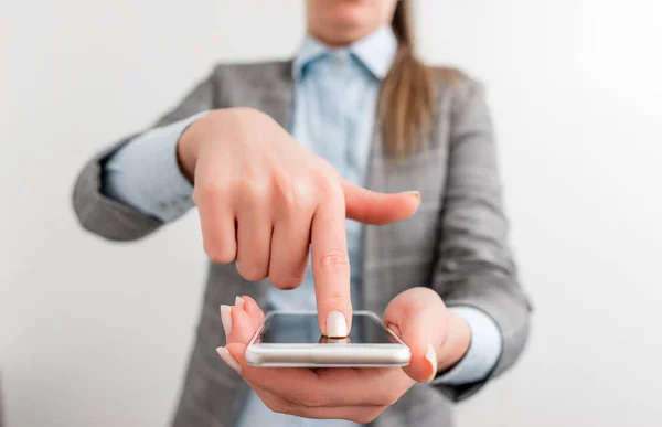 Mujer de negocios señala con el dedo en la pantalla táctil. Concepto de negocio con el dedo en la pantalla táctil móvil . —  Fotos de Stock