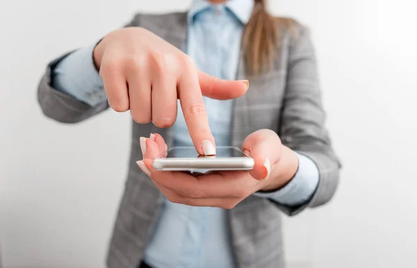 Mujer de negocios señala con el dedo en la pantalla táctil. Concepto de negocio con el dedo en la pantalla táctil móvil . —  Fotos de Stock