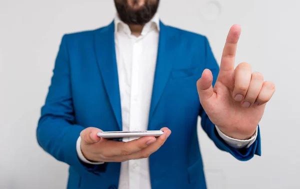 Affärsman i den blå sviten med Lap Top pekar med fingret. Affärskoncept med affärsman i Blue Suite. — Stockfoto