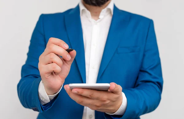 Empresário na suíte azul com regaço apontando com o dedo. Conceito de negócio com homem de negócios na suíte azul . — Fotografia de Stock