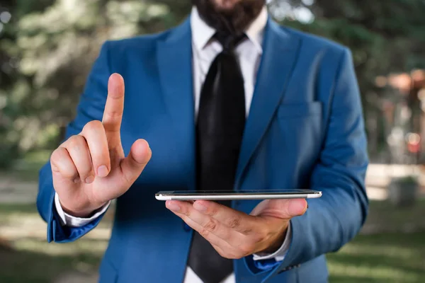 Empresário em suite azul com gravata segura regata nas mãos. Conceito de negócio com o homem em uma suíte e um lap top . — Fotografia de Stock