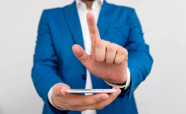 Empresario en la suite azul con la parte superior del regazo apuntando con el dedo. Concepto de negocio con hombre de negocios en la suite azul . —  Fotos de Stock