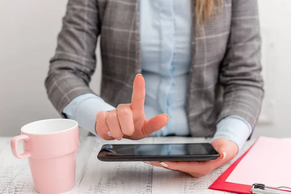 Mujer de negocios sentada con teléfono móvil y taza de café en la mesa. Concepto de negocio con oficina con taza de café sobre la mesa . —  Fotos de Stock