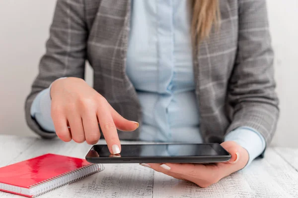 Mujer de negocios sentada con teléfono móvil sobre la mesa. Concepto de negocio con teléfono móvil de comunicación . — Foto de Stock