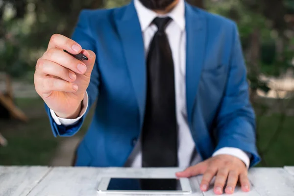 Affärsmannen håller penna och punkter i kopierings utrymmet. Man med Lap Top och penna i handen. Affärsidé med man i sviten med slips. — Stockfoto