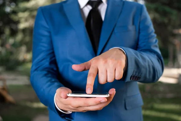 Affärsman med pekfingret framför sig. Affärsmannen håller Lap Top i handen och pekar med fingret. — Stockfoto