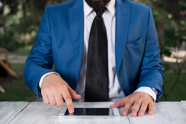 Affärsman i Blue Suite med en slips håller Lap Top i händerna. Affärsidé med man i en svit och en lap top. — Stockfoto