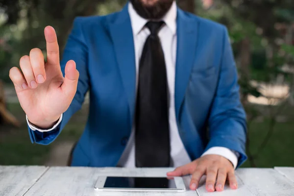 Homem de negócios com o dedo apontando na frente dele. Empresário segura lap top na mão e aponta com o dedo . — Fotografia de Stock