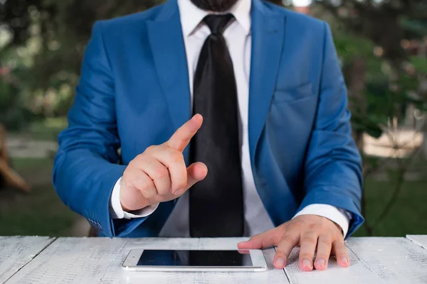 Affärsman med pekfingret framför sig. Affärsmannen håller Lap Top i handen och pekar med fingret. — Stockfoto