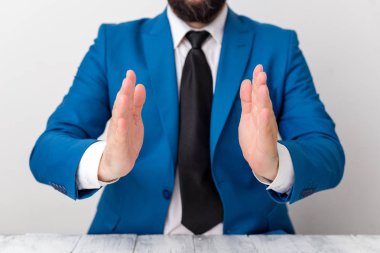 Adam önünde kopya alanı olan boş bir kâğıt tutuyor. Süitteki adam ve kravatlı iş konsepti. Reklam iletisi için beyaz alan.