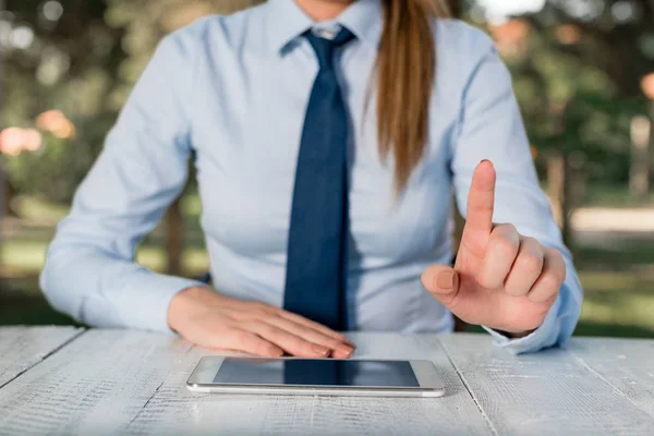 Affärskvinna koncept med mobiltelefon. Affärsidé med kvinnlig affärsman sittande vid bordet och hålla mobiltelefon. — Stockfoto