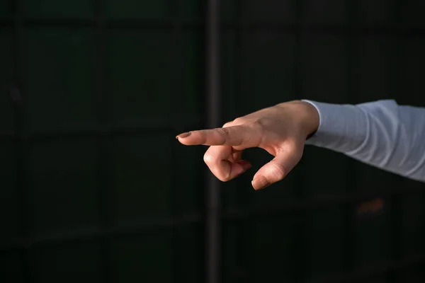 Zeigt mit dem Finger in den leeren Raum. dunkler Hintergrund mit Zeigefinger in den Kopierraum. Geschäftskonzept mit Geschäfts- und Werbeflächen. — Stockfoto