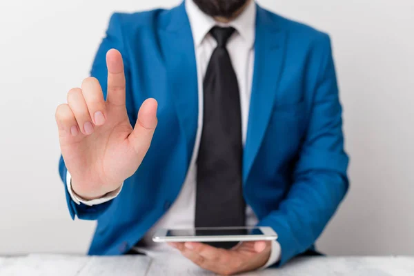 Affärsman med pekfingret framför sig. Affärsmannen håller Lap Top i handen och pekar med fingret. — Stockfoto