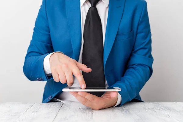 Affärsman med pekfingret framför sig. Affärsmannen håller Lap Top i handen och pekar med fingret. — Stockfoto