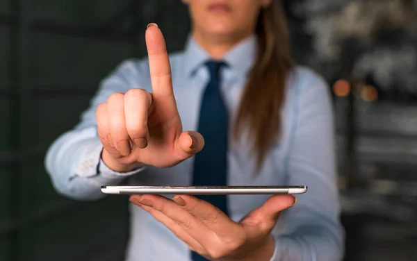 Mujer borrosa en el fondo apuntando con el dedo en el espacio vacío. Copie el espacio con el dedo apuntando en él. Mujer de negocios con camisa y corbata en el fondo . —  Fotos de Stock