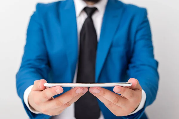 Affärsman i Blue Suite med en slips håller Lap Top i händerna. Affärsidé med man i en svit och en lap top. — Stockfoto