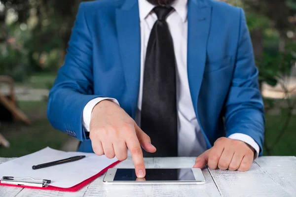 Affärsman med pekfingret framför sig. Affärsmannen håller Lap Top i handen och pekar med fingret. — Stockfoto