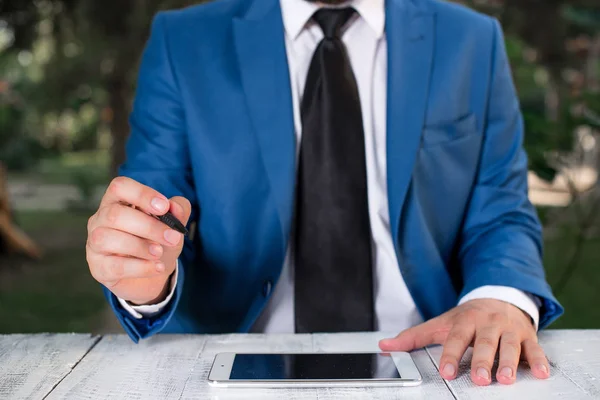 Affärsmannen håller penna och punkter i kopierings utrymmet. Man med Lap Top och penna i handen. Affärsidé med man i sviten med slips. — Stockfoto