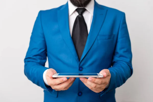 Geschäftsmann in blauer Anzug mit Krawatte hält Laptop in der Hand. Geschäftskonzept mit Mann in Suite und Laptop. — Stockfoto