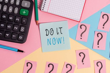 Kelime yazma metni Şimdi Yap. Tereddüt etmemek için iş konsepti ve hemen matematik şeyler ve pastel renkler arka plan üzerinde ekipman yazma çalışma veya şeyler yapmaya başlamak.