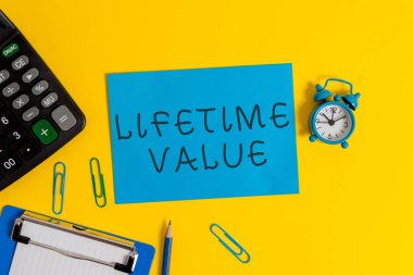 El yazısı metin Ömür Boyu Değer. Kavram anlamı Değer iş Panosu levha klipleri süresi boyunca müşteri hesap makinesi kalem çalar saat renkli arka plan.