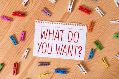 Kelime yazma metni Ne Soru İstiyor. Bir şey renkli clothespin kağıtları boş hatırlatma ahşap zemin arka plan ofis hakkında gösteren sormak için söylemek veya yazmak için Iş kavramı.